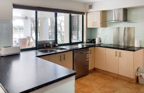 Coombabah House | Waterfront Estuary Fishing Escape