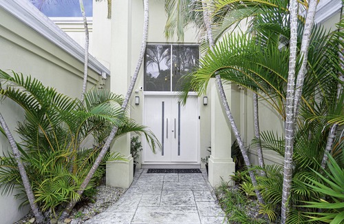 Broadbeach Waters House | Waterfront Family Home on lake - Private swimming pool, kayaks & paddleboards