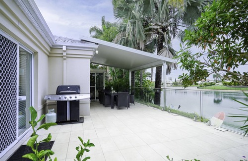 Broadbeach Waters House | Waterfront Family Home on lake - Private swimming pool, kayaks & paddleboards