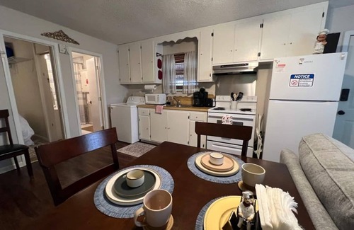 Lake Charles House | Waterfront | Fast WiFi | 35 Miles to Cameron LNG | Perfect for Plant Workers|Peaceful Bayou Cabin