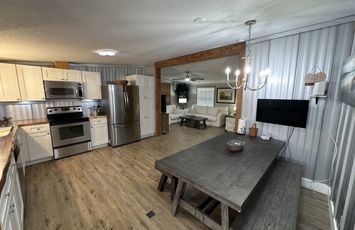 Satsuma Cabin | Waterfront Fishing Retreat. Near Dunns Creek, Crescent Lake, St John's River