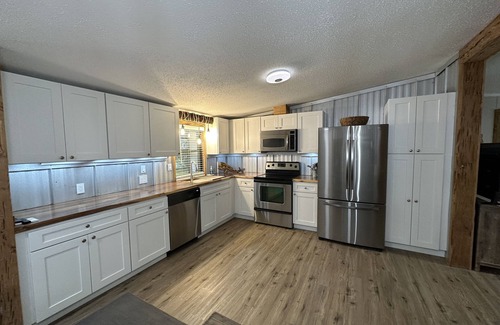 Satsuma Cabin | Waterfront Fishing Retreat. Near Dunns Creek, Crescent Lake, St John's River
