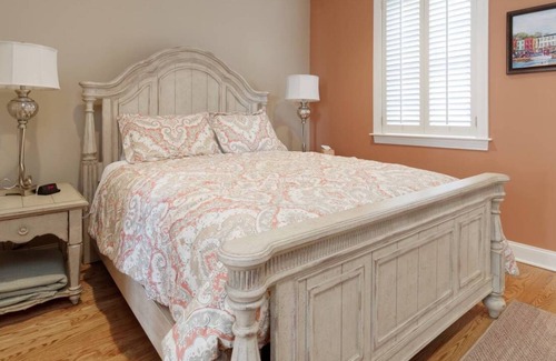 Fells Point House | Waterfront Gem : Charming Oasis with Private Balcony on Fell's Point Pier