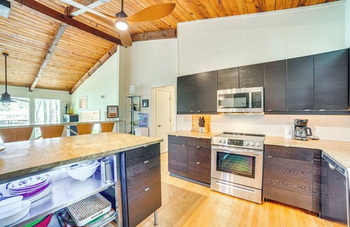 Cedar Creek Reservoir House | Waterfront Gem on Cedar Creek Lake w/Deck + Games
