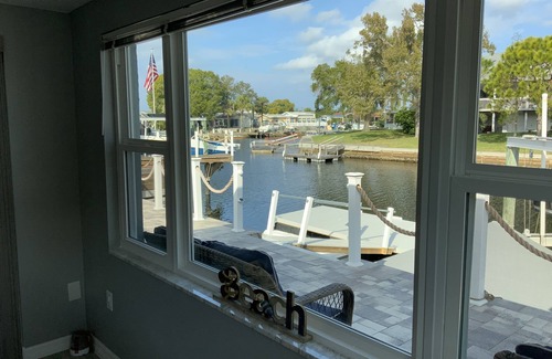 Flor-a-mar House | Waterfront Getaway with Hot Tub