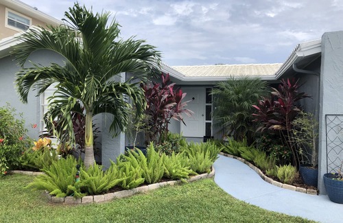 Flor-a-mar House | Waterfront Getaway with Hot Tub