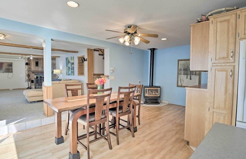 Richwood House | Waterfront Getaway on Erickson Lake w/ Kayaks