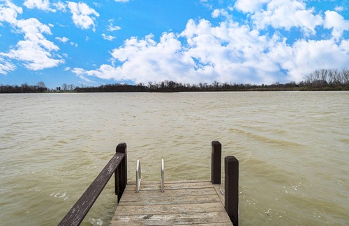 Lakeview Cottage | Waterfront, Gorgeous Views, Great Fishing AC, WIFI, Kayaks