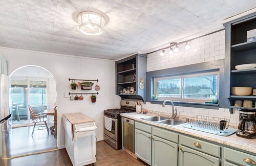 Lakeview Cottage | Waterfront, Gorgeous Views, Great Fishing AC, WIFI, Kayaks