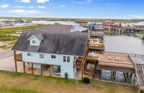 Port O Connor House | WATERFRONT Hahn's Hideaway pets add more $
