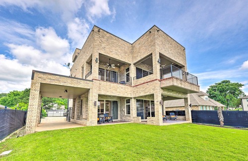 Lake Hamilton Cottage | Waterfront Home ~ 4 Mi to Oaklawn Racing Casino!