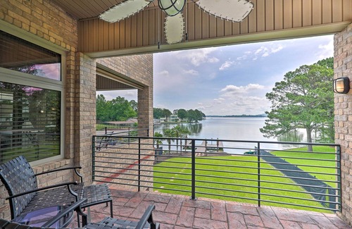 Lake Hamilton Cottage | Waterfront Home ~ 4 Mi to Oaklawn Racing Casino!