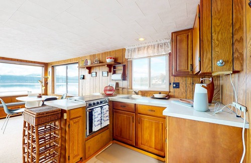 Union House | Waterfront home & cabin with private hot tub, AC, firepit & patio