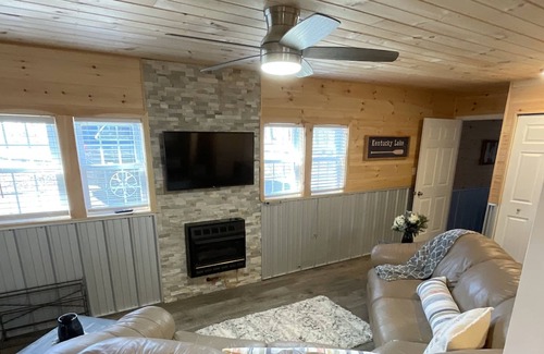 Almo Cabin | Waterfront home on Kentucky Lake