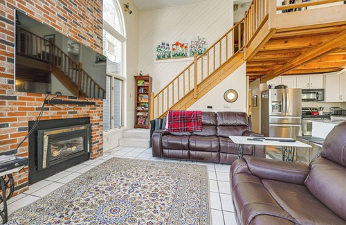 Gardiner House | Waterfront Home w/Boat Dock & Sunroom in Gardiner