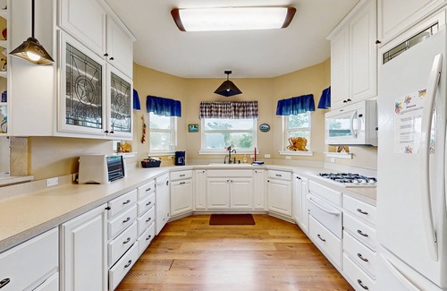 Buchanan Dam House | Waterfront home with kayak, view, fire pit & WiFi - dog-friendly