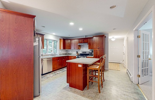Raymond House | Waterfront home with a fireplace, grill, deck, washer/dryer, & AC - dog-friendly