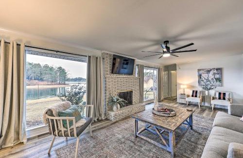 Lakeland House | Waterfront Home with Dock Less Than 3 Mi to Oaklawn Racing!