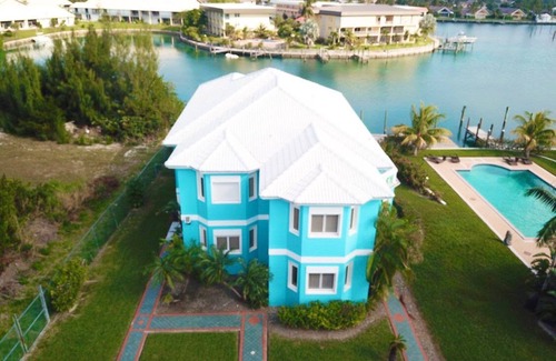 Bahamia West House | Waterfront Italian inspired tropical escape