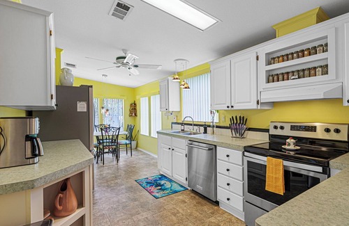 Weeki Wachee Gardens House | Waterfront, king bed, movie theater, kayaks, float mat, yoga, screened lanai