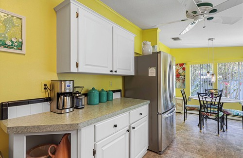Weeki Wachee Gardens House | Waterfront, king bed, movie theater, kayaks, float mat, yoga, screened lanai