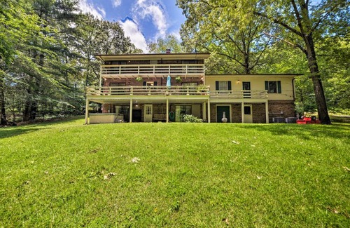 Cadiz House | Waterfront Lake Barkley Home with Deck and Fire Pit!