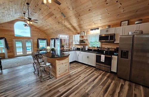 Tunnel Hill Cabin | Waterfront! Lake Chalet!