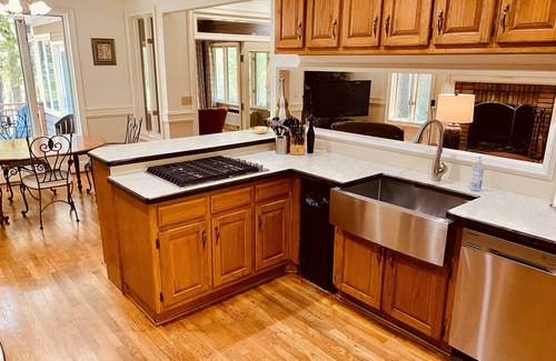 Cumming House | Waterfront lake home on Lake Lanier /double slip Private Dock #staycation
