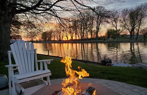 Saint Johns House | Waterfront Lake House, 20 person Tiki, Outdoor firepit, & Great location!