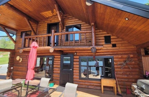 Northern Ontario House | Waterfront Lake House Log Cabin
