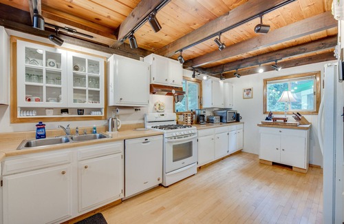 Lake Arrowhead Cabin | Waterfront Lake Arrowhead Cabin w/Dock & Fire Pit