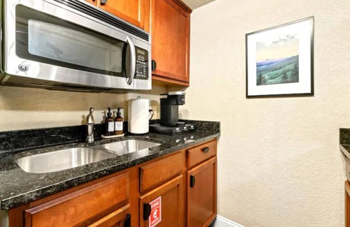 Mid America Condo | * Waterfront* Lake Views* Designer Home * BBQ