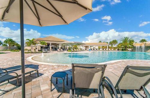 Lakewood Ranch House | Waterfront Lakewood National condo overlooking the 11th green - Golfers Grove