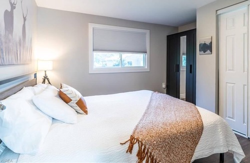 Lindsay Cottage | Waterfront! Lalani on the Lake. 2 docks with modern comfortable living space.