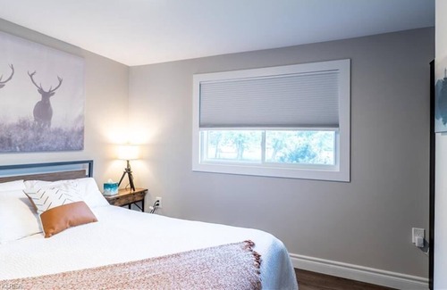 Lindsay Cottage | Waterfront! Lalani on the Lake. 2 docks with modern comfortable living space.
