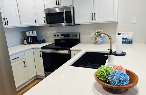 Osage Beach Condo | Waterfront@Ledges NO STEPS Remodeled 2 Bed Main Channel Pools Beach Slip Golf