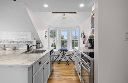 Queens Square Condo | Waterfront Loft Deluxe Penthouse Downtown Ch'town