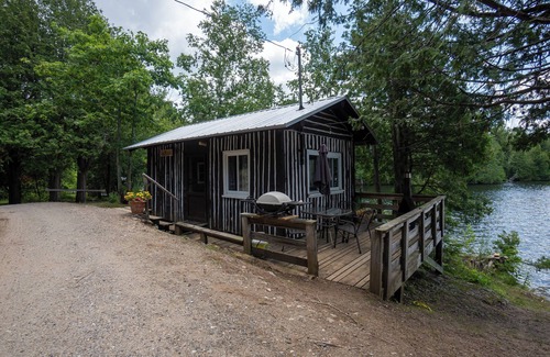 North Frontenac Cabin | Waterfront Log Cabin at the shores of Mosque Lake!