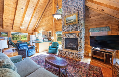 Harpswell House | Waterfront log cabin nestled in the woods providing unparalleled privacy