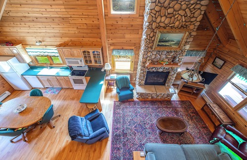 Harpswell House | Waterfront log cabin nestled in the woods providing unparalleled privacy