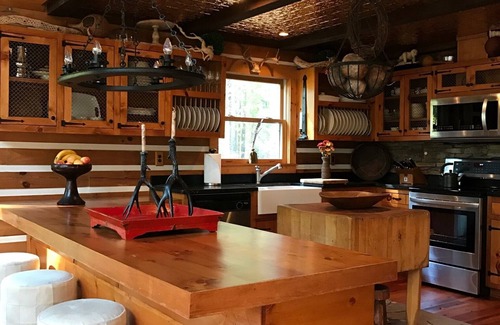 Clarksville House | WATERFRONT LOG HOME! HOT TUB/2 FIREPLACES/FIRE PIT/LARGE DECK/77" TV SUR. SOUND!
