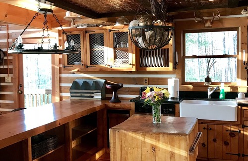 Clarksville House | WATERFRONT LOG HOME! HOT TUB/2 FIREPLACES/FIRE PIT/LARGE DECK/77" TV SUR. SOUND!