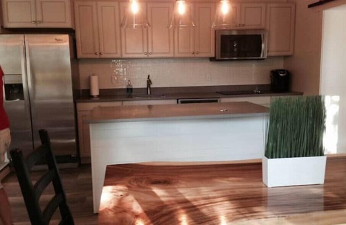 Lansdowne House | Waterfront Luxe 4 Bedroom home with its own hottub nn