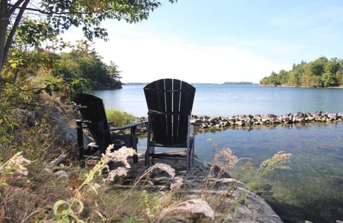 Lansdowne House | Waterfront Luxe 4 Bedroom home with its own hottub nn