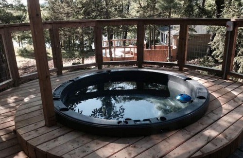 Lansdowne House | Waterfront Luxe 4 Bedroom home with its own hottub nn