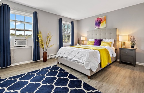 Yorkville House | Waterfront Modern Fishing Hiking Kayaking FastWiFi Steps Away from Fox RIver