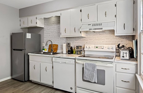 Yorkville House | Waterfront Modern Fishing Hiking Kayaking FastWiFi Steps Away from Fox RIver