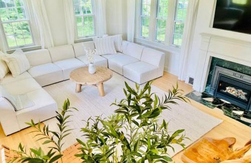 Niagara-on-the-Lake Villa | Waterfront Niagara-On-The-Lake Farmhouse on a Vineyard