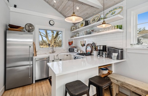 East Marion Cabin | Waterfront NoFo Cottage with public beach access