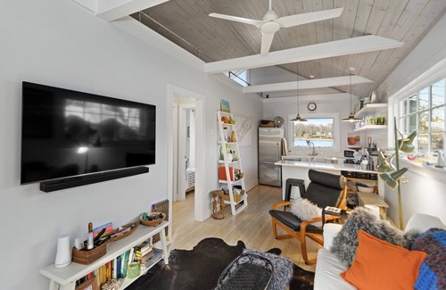 East Marion Cabin | Waterfront NoFo Cottage with public beach access